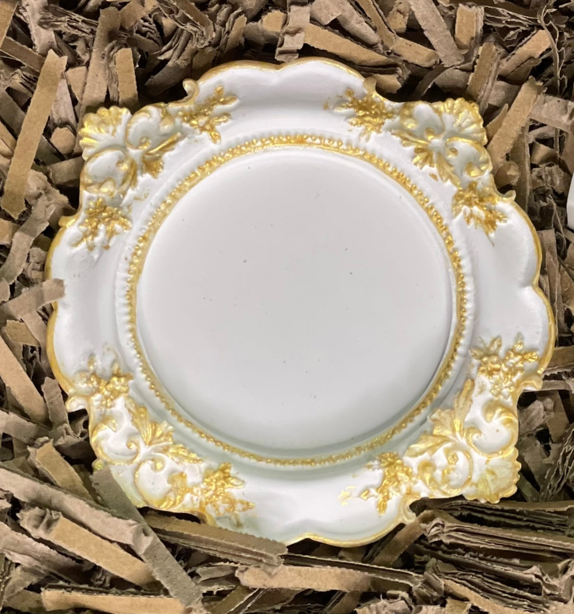 Petite coupelle blanche et dorée style baroque Médaillon, vide-poche ornementé pour bijoux et bougies.
