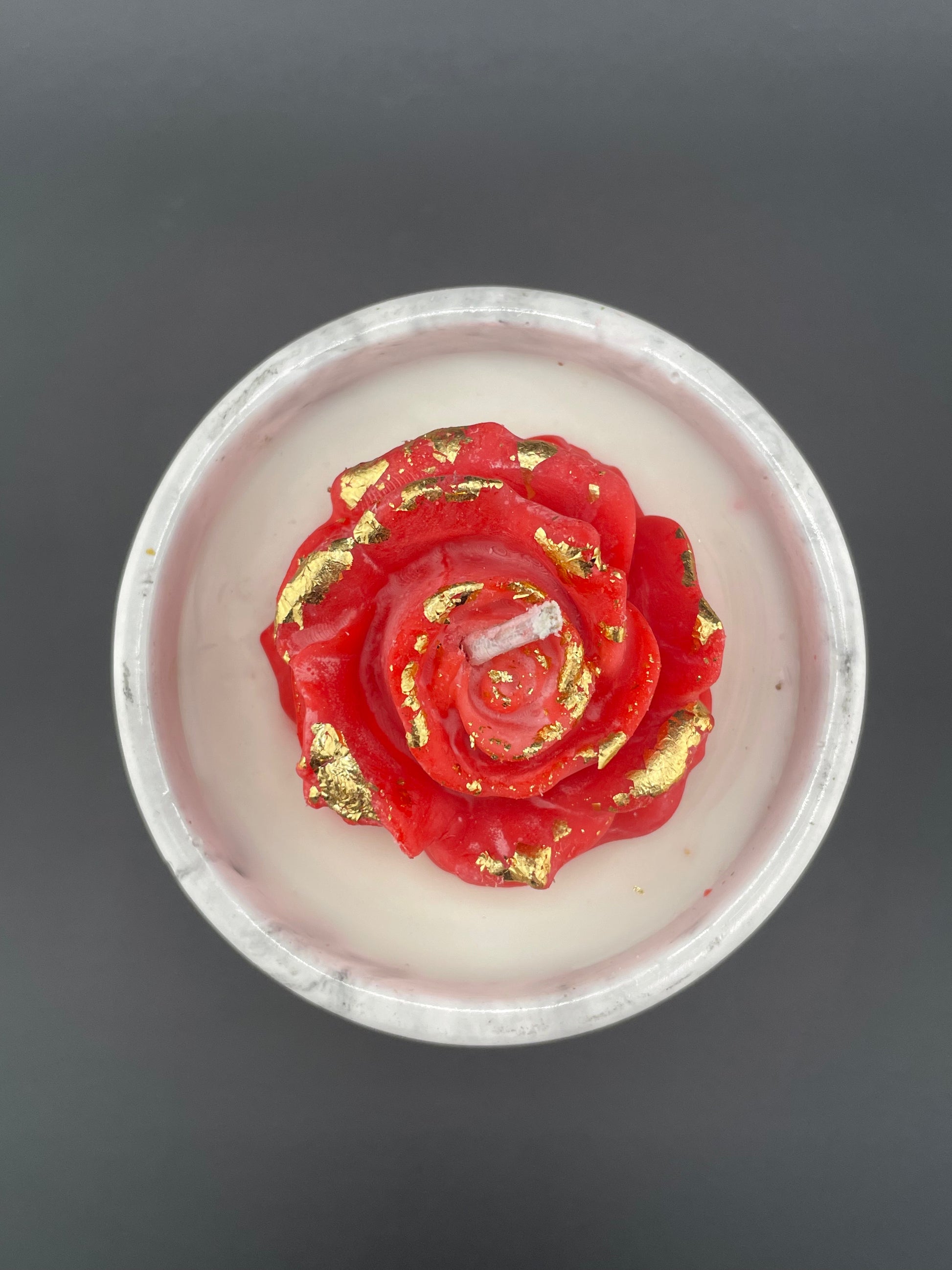 Feuilles d’or roses rouges cire végétale 