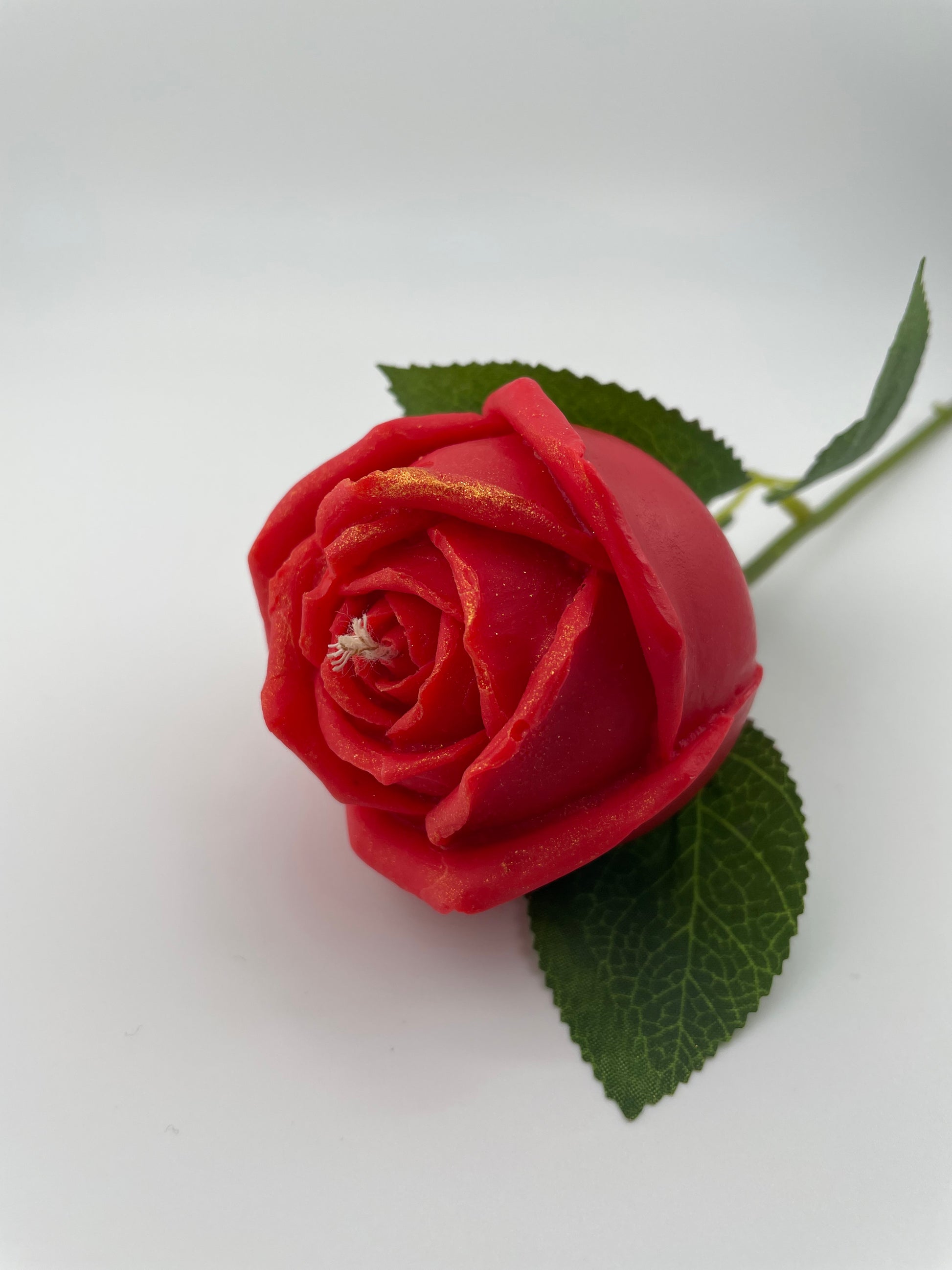 Bougie rose éternelle rouge et or faite main artisanat français juste Une Étincelle parfum de Grasse pomme d’amour