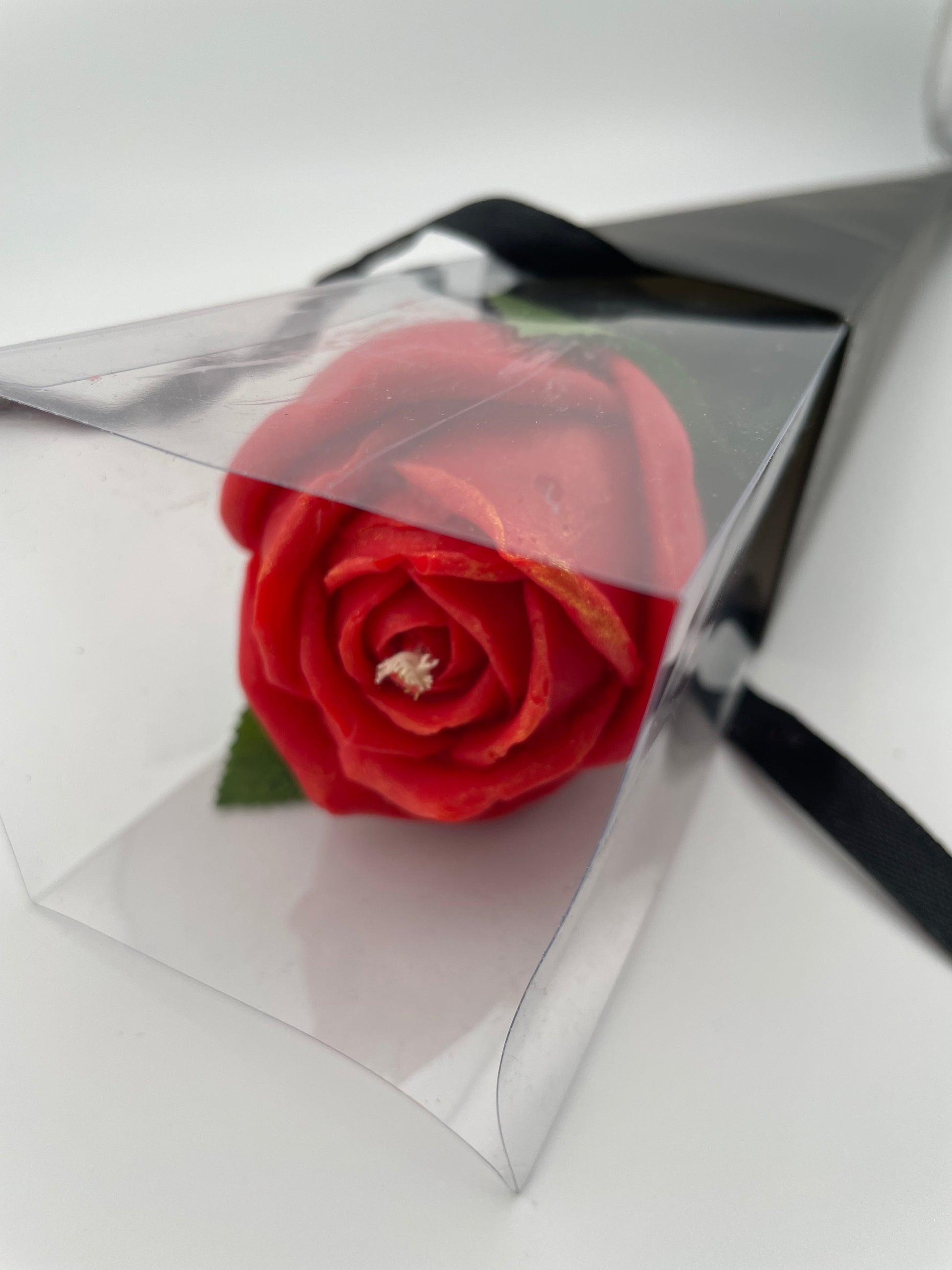 Rose éternelle rouge artisanale en coffret cadeau Une Étincelle bougie parfumée faite main
